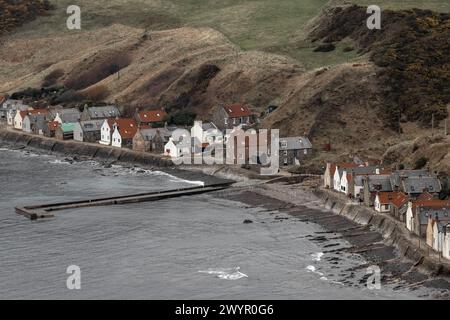 Village de Crovie vu d'en haut, avec le brise-lames Banque D'Images