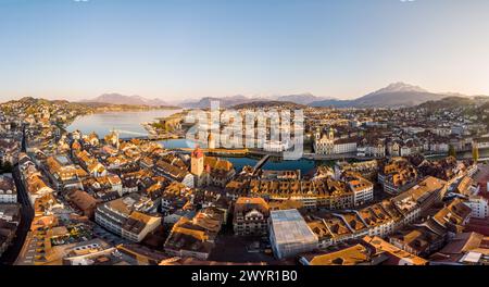 Lucerne, Suisse : vue panoramique sur la vieille ville médiévale de Lucerne le long de la rivière Reuss avec le célèbre pont de la Chapelle et le mont Pilatus Banque D'Images