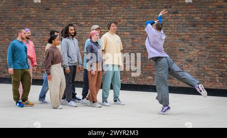 Performance contemporaine du Razor Theatre and Dance Company d'Ockham de leur spectacle « public », Photocall sur un toit à Londres, au Royaume-Uni Banque D'Images