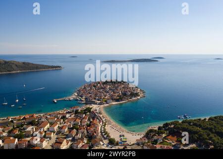 Primosten , Croatie : vue aérienne de la magnifique vieille ville de Primosten par la mer Adriatique en Croatie en été le long de la côte de Dalamatia Banque D'Images