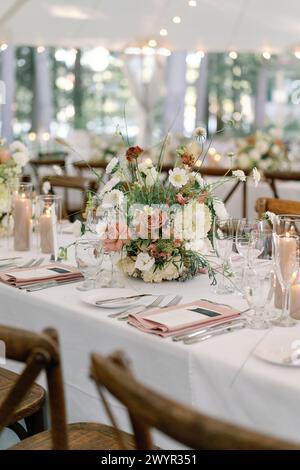 Table de mariage élégante avec décoration florale luxuriante Banque D'Images