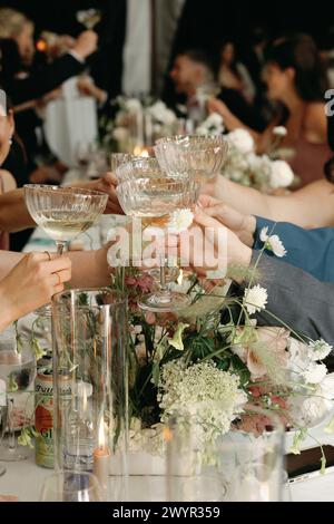 Toast Cheers moment lors d'une élégante réception de mariage Banque D'Images