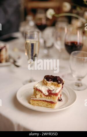 Tranche de gâteau de mariage sur la table élégante Banque D'Images