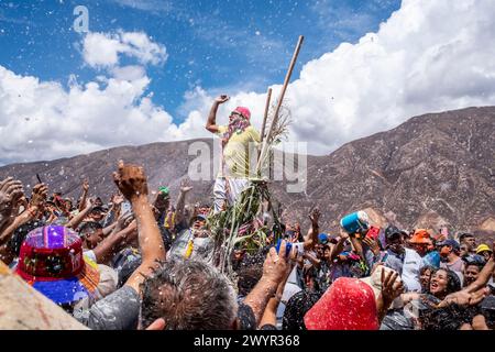 Un homme local attisse la foule à Un Mojon pendant le carnaval annuel de Maimara, en Argentine. Banque D'Images