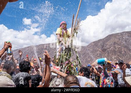 Un homme local attisse la foule à Un Mojon pendant le carnaval annuel de Maimara, en Argentine. Banque D'Images