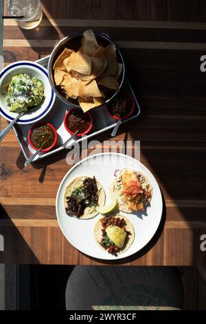 Cuisine mexicaine au-dessus de la tête en regardant vers le bas les chips de tacos et la salsa à la verticale Banque D'Images