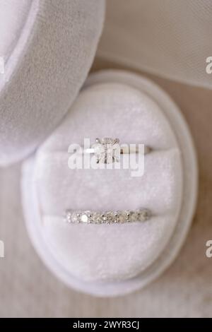 Anneaux de mariage dans une boîte en velours Banque D'Images