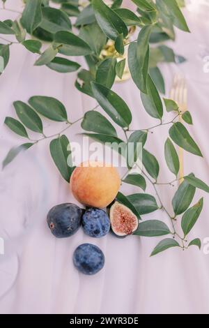 Fruits frais et verdure sur une table élégante Banque D'Images