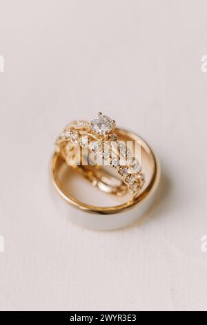 Bandes de mariage en or et bague en diamant gros plan Banque D'Images