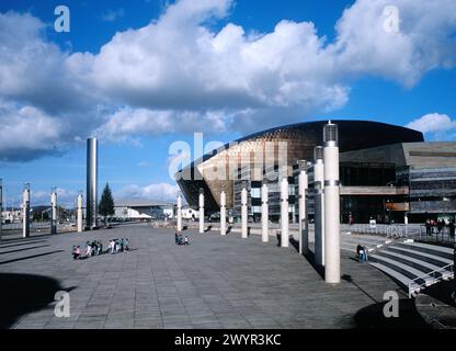 Roald Dahl Plass, anciennement The Oval Basin, dans la baie de Cardiff, est un espace de spectacle public ouvert en face du Millennium Centre. Banque D'Images