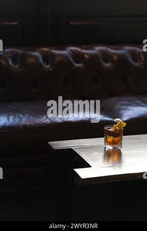 Vue arrière d'un cocktail assis sur la table dans le salon Banque D'Images