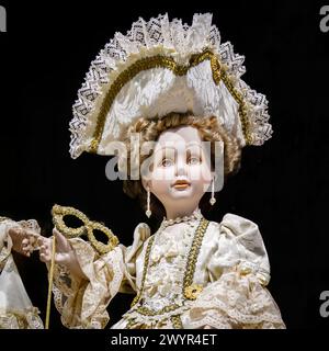 Tête d'une poupée habillée de dentelle traditionnelle exposée dans un magasin pour la vente comme souvenirs touristiques typiques dans un magasin dans la région de Castello à Venise, en Italie Banque D'Images