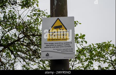 Harefield, Royaume-Uni. 8 avril 2024. Des renversements de mouches irréguliers sur une route de campagne à Harefield, Uxbridge, bien qu'ils soient juste à proximité de panneaux d'avertissement de renversement de mouches et de surveillance CCTV qui disent aux gens qu'ils pourraient être condamnés à une amende allant jusqu'à 20 000 £ pour renversement de mouches. Crédit : Maureen McLean/Alamy Live News Banque D'Images