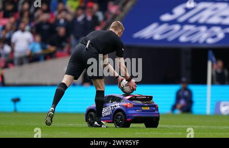 LONDRES, ANGLETERRE - 7 AVRIL : une voiture de Bristol Street Motors livrant le ballon sur le terrain avant la finale du Bristol Street Motors Trophy entre Peterborough United et Wycombe Wanderers au stade de Wembley le 7 avril 2024 à Londres, en Angleterre. (Photo de Dylan Hepworth/MB Media) Banque D'Images