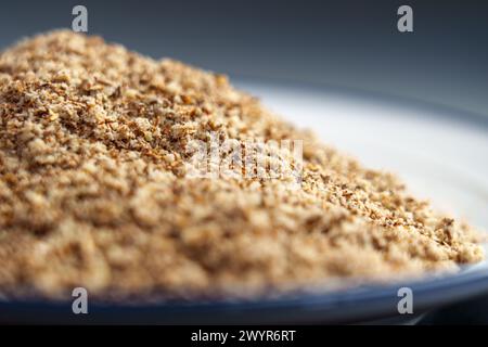 Poudre de graines de chardon-lait dans une assiette. Herbe moulue Silybum Marianum. Supplément de guérison à base de plantes. Banque D'Images