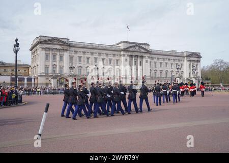 Londres 8 avril 2024 . Les membres de la Garde Républicaine de la gendarmerie française défilent de Wellington Barracks pour prendre part à une cérémonie spéciale de relève de la garde au palais de Buckingham pour célébrer les 120 ans de l'Entente cordiale qui a jeté les bases d'une plus forte relation franco-anglo-française. La France devient la première nation non-Commonwealth à participer officiellement à la cérémonie de la relève de la garde. Credit : amer Ghazzal/Alamy Live News Banque D'Images