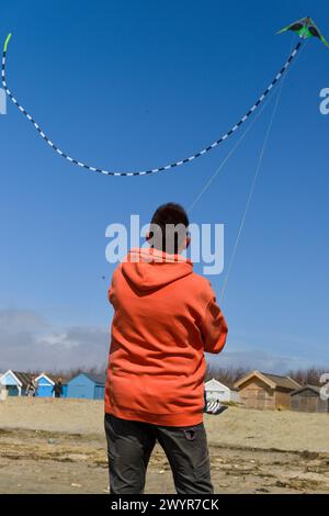 Homme volant un cascadeur -cerf-volant sur la plage de West Wittering près de Chichester tduring Storm Kathleen vents sur la côte sud , au printemps 2024 Banque D'Images