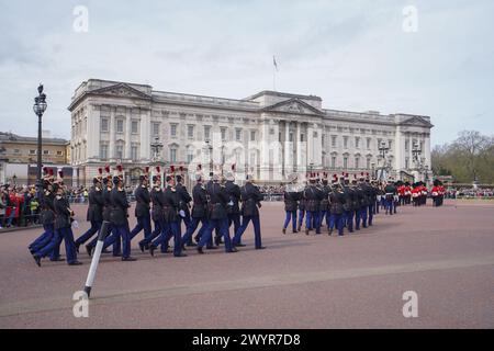 Londres 8 avril 2024 . Les membres de la Garde Républicaine de la gendarmerie française défilent de Wellington Barracks pour prendre part à une cérémonie spéciale de relève de la garde au palais de Buckingham pour célébrer les 120 ans de l'Entente cordiale qui a jeté les bases d'une plus forte relation franco-anglo-française. La France devient la première nation non-Commonwealth à participer officiellement à la cérémonie de la relève de la garde. Credit : amer Ghazzal/Alamy Live News Banque D'Images