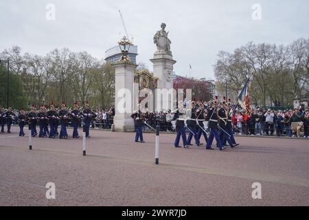 Londres 8 avril 2024 . Les membres de la Garde Républicaine de la gendarmerie française défilent de Wellington Barracks pour prendre part à une cérémonie spéciale de relève de la garde au palais de Buckingham pour célébrer les 120 ans de l'Entente cordiale qui a jeté les bases d'une plus forte relation franco-anglo-française. La France devient la première nation non-Commonwealth à participer officiellement à la cérémonie de la relève de la garde. Credit : amer Ghazzal/Alamy Live News Banque D'Images