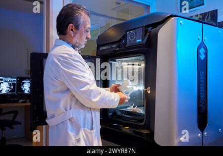 Impression 3D de la hanche d'un patient à partir d'une image médicale, imprimante 3D, technologies additives PolyJet ou FDM pour le prototypage rapide, radiologie, Hôpital Donostia, San Sebastian, Gipuzkoa, pays basque, Espagne. Banque D'Images