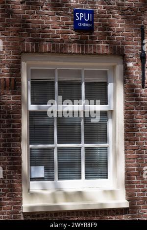 Panneau de rue de la rue - Spui, sur la place du même nom dans le centre d'Amsterdam. Banque D'Images