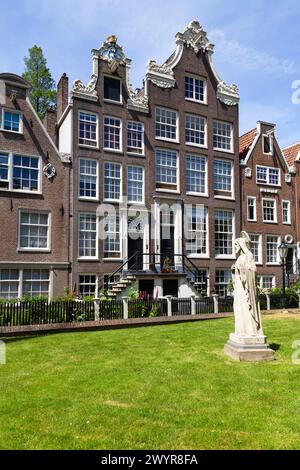 Maisons historiques dans le Begijnhof, l'une des plus anciennes cours (hofjes) d'Amsterdam. Banque D'Images