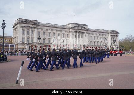 Londres 8 avril 2024 . Les membres de la Garde Républicaine de la gendarmerie française défilent de Wellington Barracks pour prendre part à une cérémonie spéciale de relève de la garde au palais de Buckingham pour célébrer les 120 ans de l'Entente cordiale qui a jeté les bases d'une plus forte relation franco-anglo-française. La France devient la première nation non-Commonwealth à participer officiellement à la cérémonie de la relève de la garde. Credit : amer Ghazzal/Alamy Live News Banque D'Images