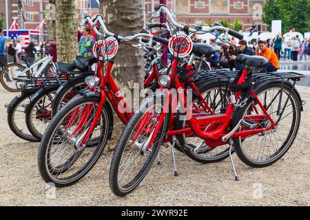 Vélos Red mac pour les touristes sur la place du musée à Amsterdam. Banque D'Images