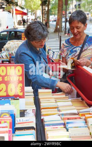 Vente de livres d'occasion. Bibliothèque. Boulevard Saint Germain. Paris. France. Europe. Banque D'Images