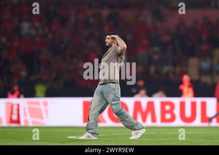 Séville, Espagne. 07 avril 2024. Chanteur espagnol, Omar Montes se produit avant la finale de la Copa del Rey 2024 entre Athletic Club et Majorque à l'Estadio la Cartuja de Sevilla. Scores finaux ; Athletic Club 1:1 Mallorca. (Pénalités : 4:2) crédit : SOPA images Limited/Alamy Live News Banque D'Images