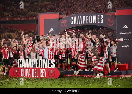 Séville, Espagne. 07 avril 2024. Les joueurs de l'Athletic Club célèbrent leur victoire à la fin de la finale de la Copa del Rey 2024 entre l'Athletic Club et Majorque à l'Estadio la Cartuja de Sevilla. Scores finaux ; Athletic Club 1:1 Mallorca. (Pénalités : 4:2) crédit : SOPA images Limited/Alamy Live News Banque D'Images