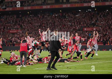 Séville, Espagne. 07 avril 2024. Les joueurs de l'Athletic Club célèbrent leur victoire à la fin de la finale de la Copa del Rey 2024 entre l'Athletic Club et Majorque à l'Estadio la Cartuja de Sevilla. Scores finaux ; Athletic Club 1:1 Mallorca. (Pénalités : 4:2) crédit : SOPA images Limited/Alamy Live News Banque D'Images