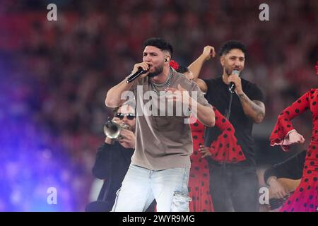 Séville, Espagne. 07 avril 2024. Chanteur espagnol, Omar Montes se produit avant la finale de la Copa del Rey 2024 entre Athletic Club et Majorque à l'Estadio la Cartuja de Sevilla. Scores finaux ; Athletic Club 1:1 Mallorca. (Pénalités : 4:2) crédit : SOPA images Limited/Alamy Live News Banque D'Images