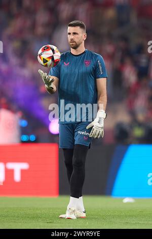 Séville, Espagne. 07 avril 2024. Unai Simon de l'Athletic Club se réchauffe lors de la finale de la Copa del Rey 2024 entre l'Athletic Club et Majorque à l'Estadio la Cartuja de Sevilla. Scores finaux ; Athletic Club 1:1 Mallorca. (Pénalités : 4:2) crédit : SOPA images Limited/Alamy Live News Banque D'Images