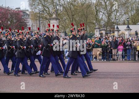 Londres 8 avril 2024 . Les membres de la Garde Républicaine de la gendarmerie française défilent de Wellington Barracks pour prendre part à une cérémonie spéciale de relève de la garde au palais de Buckingham pour célébrer les 120 ans de l'Entente cordiale qui a jeté les bases d'une plus forte relation franco-anglo-française. La France devient la première nation non-Commonwealth à participer officiellement à la cérémonie de la relève de la garde. Credit : amer Ghazzal/Alamy Live News Banque D'Images