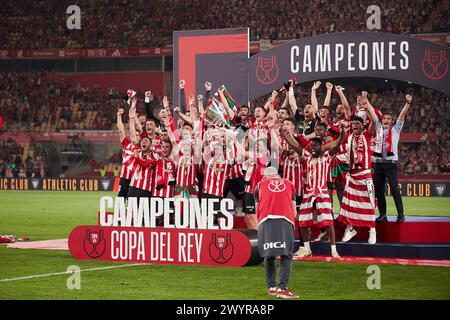 Séville, Espagne. 07 avril 2024. Les joueurs de l'Athletic Club célèbrent leur victoire à la fin de la finale de la Copa del Rey 2024 entre l'Athletic Club et Majorque à l'Estadio la Cartuja de Sevilla. Scores finaux ; Athletic Club 1:1 Mallorca. (Pénalités : 4:2) (photo par Federico Titone/SOPA images/SIPA USA) crédit : SIPA USA/Alamy Live News Banque D'Images