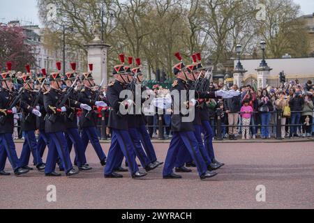 Londres 8 avril 2024 . Les membres de la Garde Républicaine de la gendarmerie française défilent de Wellington Barracks pour prendre part à une cérémonie spéciale de relève de la garde au palais de Buckingham pour célébrer les 120 ans de l'Entente cordiale qui a jeté les bases d'une plus forte relation franco-anglo-française. La France devient la première nation non-Commonwealth à participer officiellement à la cérémonie de la relève de la garde. Credit : amer Ghazzal/Alamy Live News Banque D'Images