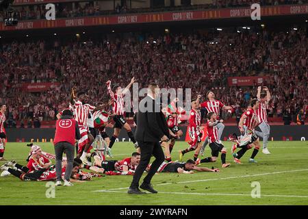 Séville, Espagne. 07 avril 2024. Les joueurs de l'Athletic Club célèbrent leur victoire à la fin de la finale de la Copa del Rey 2024 entre l'Athletic Club et Majorque à l'Estadio la Cartuja de Sevilla. Scores finaux ; Athletic Club 1:1 Mallorca. (Pénalités : 4:2) (photo par Federico Titone/SOPA images/SIPA USA) crédit : SIPA USA/Alamy Live News Banque D'Images