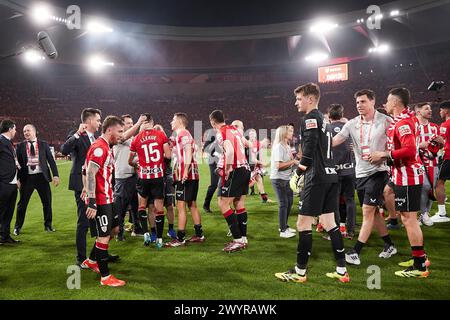 Séville, Espagne. 07 avril 2024. Les joueurs de l'Athletic Club célèbrent leur victoire à la fin de la finale de la Copa del Rey 2024 entre l'Athletic Club et Majorque à l'Estadio la Cartuja de Sevilla. Scores finaux ; Athletic Club 1:1 Mallorca. (Pénalités : 4:2) (photo par Federico Titone/SOPA images/SIPA USA) crédit : SIPA USA/Alamy Live News Banque D'Images