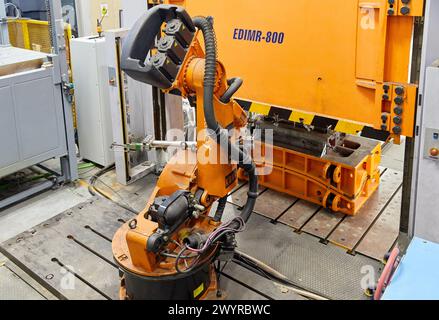 Robot qui introduit les matériaux dans le four et les amène ensuite à la presse, cellule d'estampage à chaud, unité industrielle, industrie automobile, Centre technologique, TECNALIA recherche & innovation, Derio, Bizkaia, pays Basque, Espagne. Banque D'Images