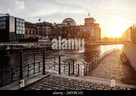 Remblai près du Bundestag - le bâtiment du parlement allemand à Berlin Banque D'Images