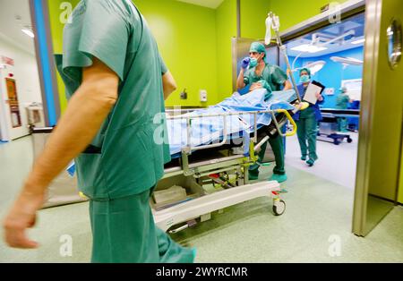 Transférer le patient à la salle d'opération, chirurgie ambulatoire, Hôpital Donostia, San Sebastian, Gipuzkoa, pays basque, Espagne. Banque D'Images