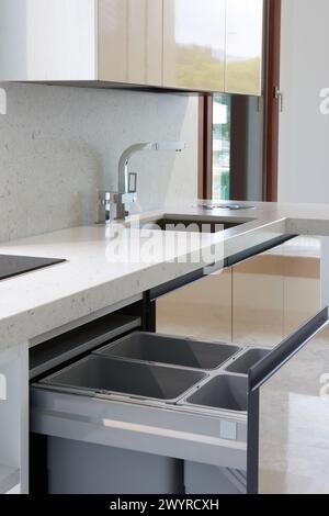 Bacs de recyclage, meubles de cuisine, exposition et vente. Banque D'Images