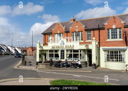 Le bar et restaurant Queens Head, à Cullercoats, North Tyneside, Royaume-Uni, populaire auprès des habitants et des visiteurs. Banque D'Images