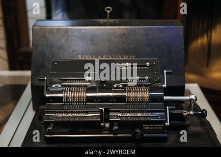 Varsovie, Pologne - 19 mars 2024. Brunsviga calculatrice mécanique sur l'écran Banque D'Images