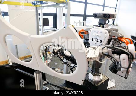 Robot à deux bras pour robotique flexible. Robot humanoïde pour les tâches d'assemblage automobile en collaboration avec People, Industry, Tecnalia Research & innovation, Technology and Research Centre, Miramon Technological Park, San Sebastian, Donostia, Gipuzkoa, pays Basque, Espagne, Europe. Banque D'Images