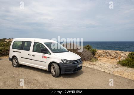 Kos, Grèce - 11 mai 2023 : Volkswagen multivan garé à côté de la plage de Limnionas sur l'île de Kos. Dodécanèse, Grèce Banque D'Images