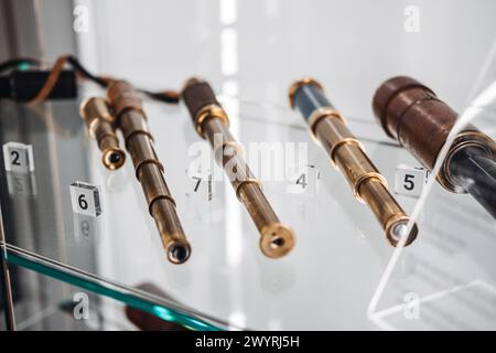 Varsovie, Pologne - 19 mars 2024. Collection de télescopes antiques exposés Banque D'Images