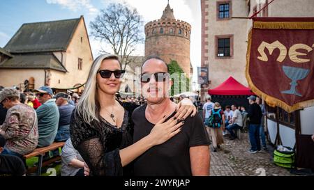 Leisnig - Leipziger bassiste von Knorkator Rajko Gohlke besucht Mittelalterfest auf Burg Mildenstein 06.04.2024 gegen 16 Uhr Leisnig, Burg Mildenstein Im Foto: Constanze Thomas, Partnerin von Gohlke, und Rajko Gohlke, bassiste der Band Knorkator Der bassiste der Rockband Knorkator aus Berlin Rajko Gohlke und Seine Freundin Constanze Thomas haben am Samstag das Ritterspektakulum auf Burg Mildenstein in Leisnig besucht. In dunklen Gewändern spazierten sie gemeinsam mit ihrer vierjährigen Tochter über das Mittelalterfest. Nach eigenen Angaben seien sie große fans mittelalterlicher Feste und auch nic Banque D'Images