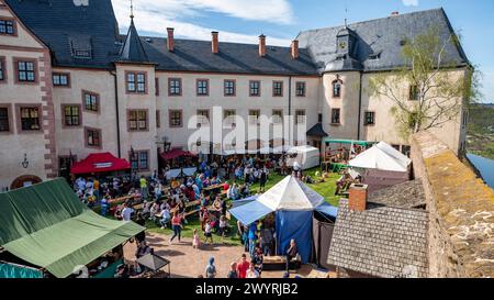 Leisnig - Mittelalterfest auf Burg Mildenstein 06.04.2024 gegen 16 Uhr Leisnig, Burg Mildenstein Im Foto: Innenhof der Burg Mildenstein beim Mittelalterfest im avril 2024 Leisnig Burg Mildenstein Sachsen Deutschland *** Festival médiéval de Leisnig au château de Mildenstein 06 04 2024 vers 16 h Leisnig, le château de Mildenstein dans la cour des photos du château de Mildenstein au festival médiéval en avril 2024 Château de Leisnig Mildenstein Saxe Allemagne Copyright: xEHLxMediax 240406 Burg-mildenstein 2 Banque D'Images